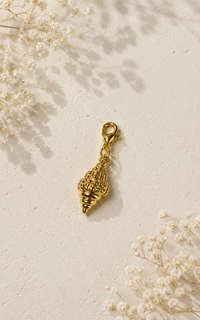 Charm concha de mar dorado con broche mosqueton