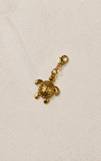 Charm tortuga marina dorada con broche mosqueton
