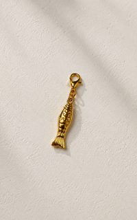 Charm pez dorado con detalles grabados y broche mosqueton
