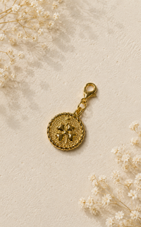 Charm trebol dorado tipo medalla con broche mosqueton